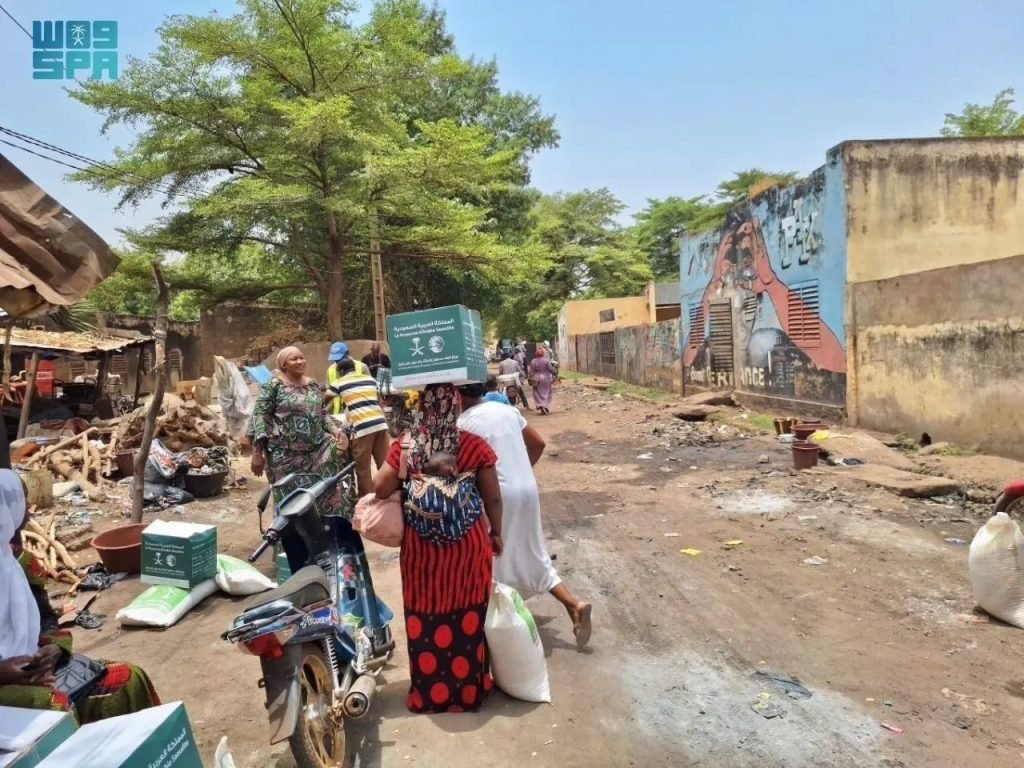 KSrelief Distributes 200 Food Baskets in Mali