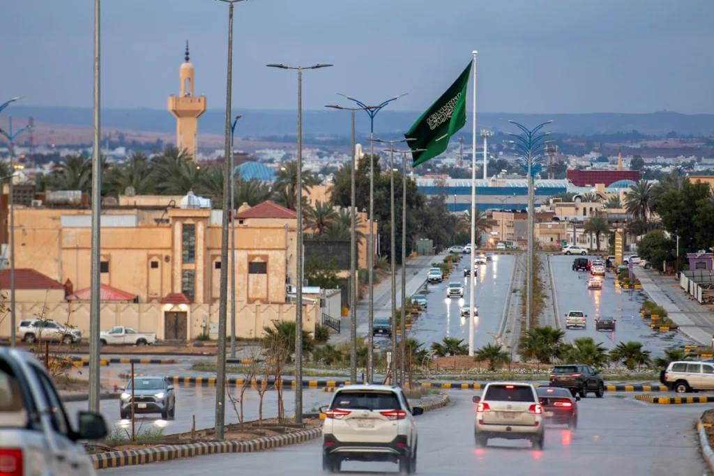 Saudi Arabia forecasts heavy rain until Tuesday, Civil Defense issues alert