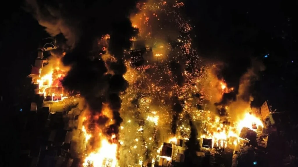 Massive fire destroys 200 homes in Malaysia floating village