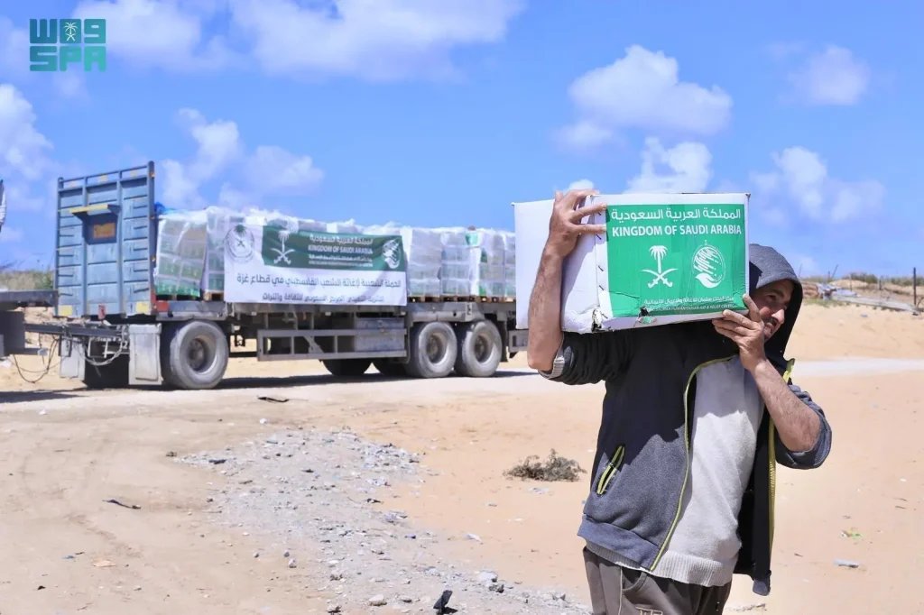 KSrelief Distributes 717 Food Baskets in Gaza