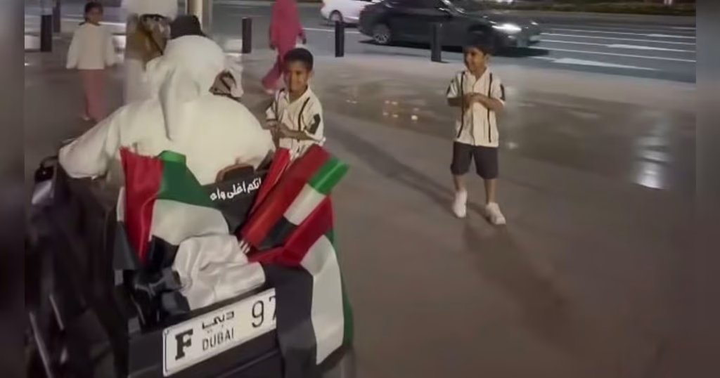 Dubai: Young ‘Sheikh of happiness’ distributes flags following Sheikh Mohammed’s call