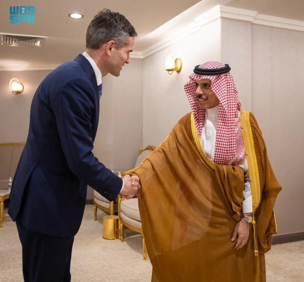 Foreign Minister Receives Dutch Counterpart