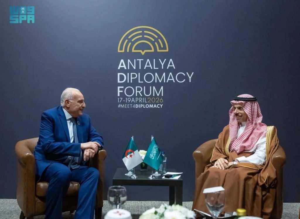 Foreign Minister Discusses Regional Developments with Algerian Counterpart