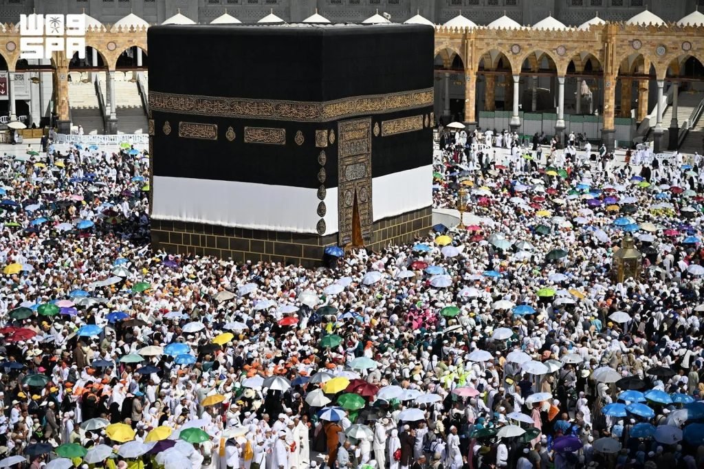 Worshippers Complete Farewell Tawaf Prior to Departure From Makkah