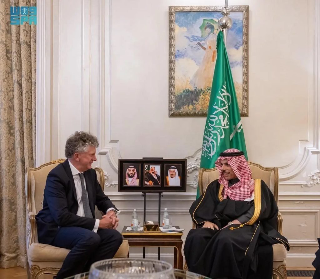 Foreign Minister Meets UK National Security Adviser