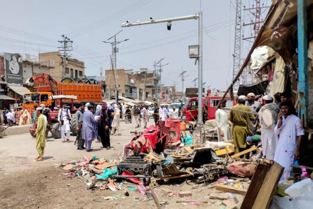 At least 10 killed, 30 wounded in explosion at Pakistan market