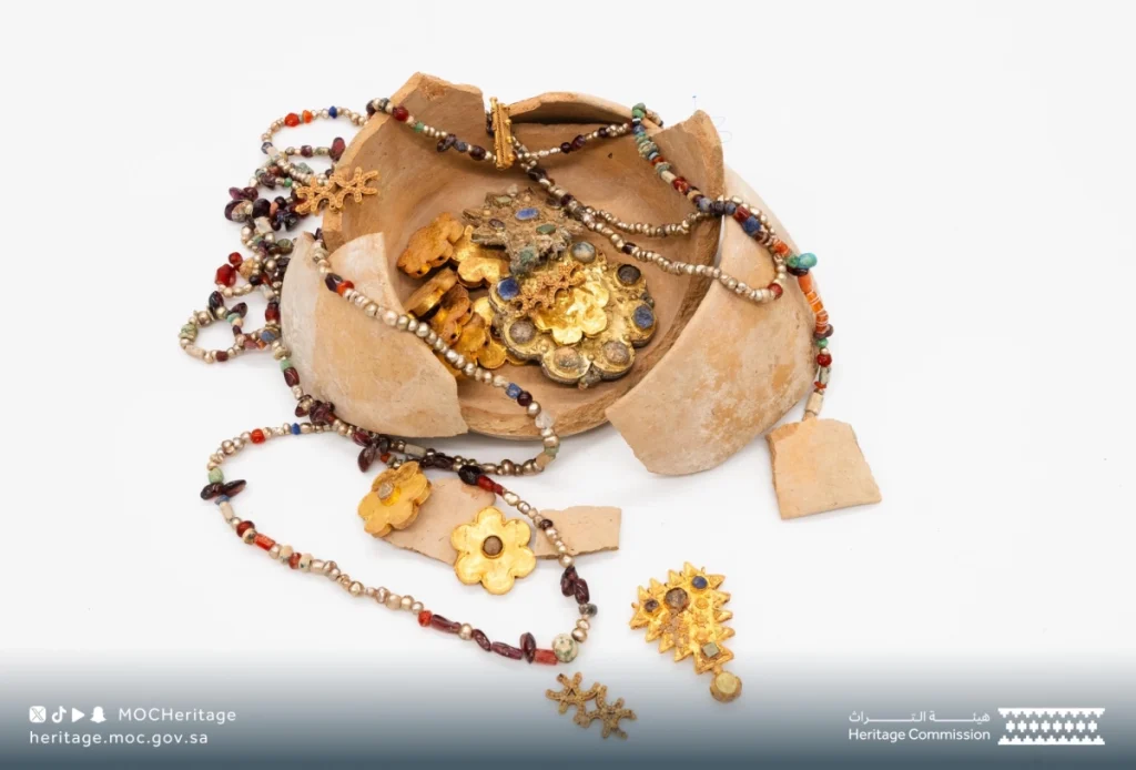 Heritage Commission unearths Abbasid-era gold jewelry in Qassim