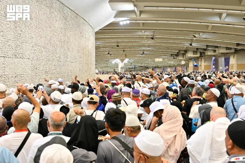 Pilgrims in a hurry leave Mina after performing Hajj rituals