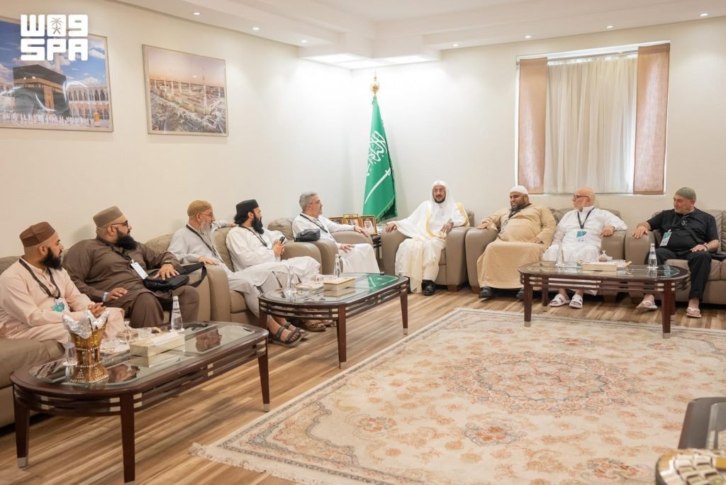 Islamic Affairs Minister Stresses Importance of Moderation, Balance in Meeting with Scholars, Muftis in Mina