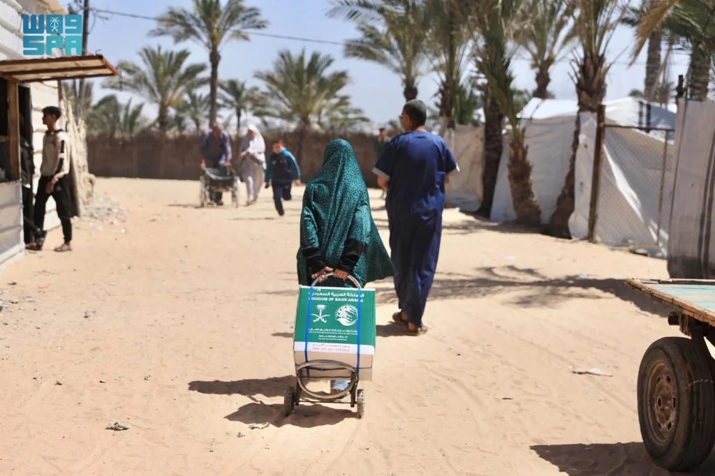 KSrelief Distributes 815 Food Baskets in Gaza Strip