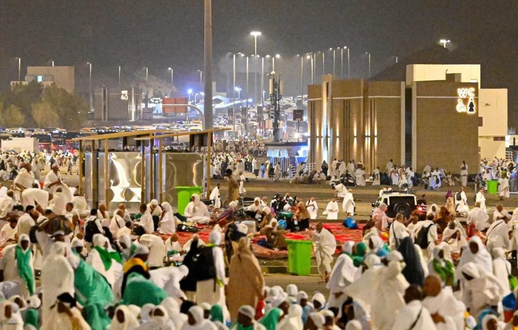 Pilgrims Settle in Muzdalifah