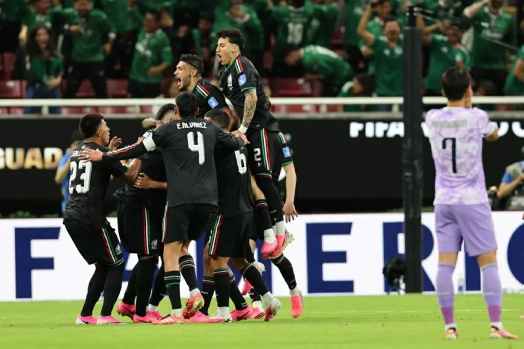Mexico becomes first team to reach World Cup knockout stage with win over South Korea
