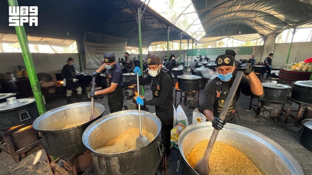 KSrelief Continues Distributing Hot Meals in Gaza Strip
