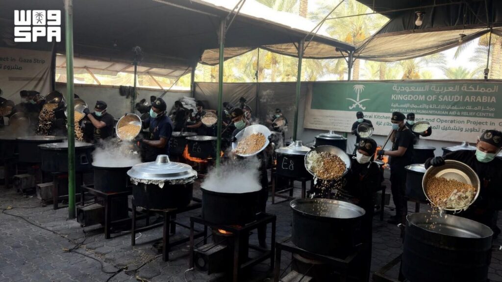 KSrelief Provides 24,500 Hot Meals to Vulnerable Families in Central and Southern Gaza Strip